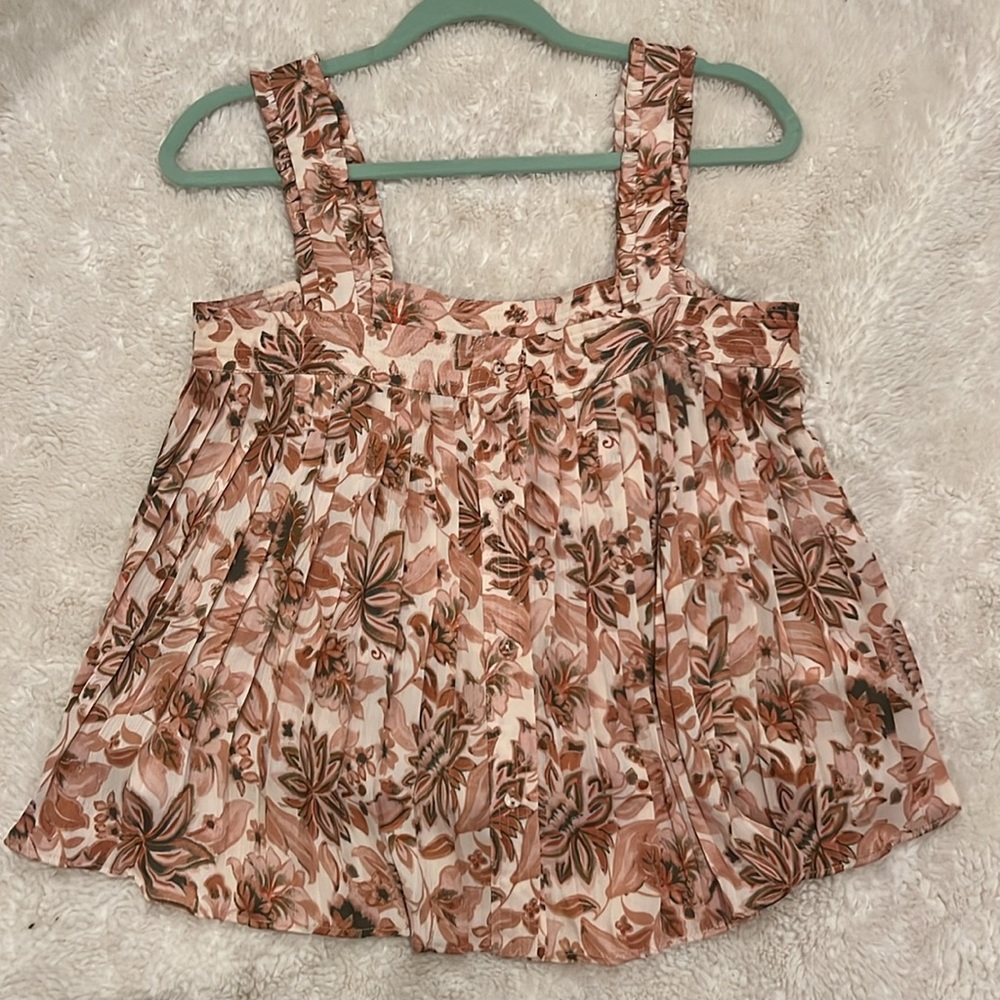 En Saison Willa pleated blouse. Floral pattern. Size medium.